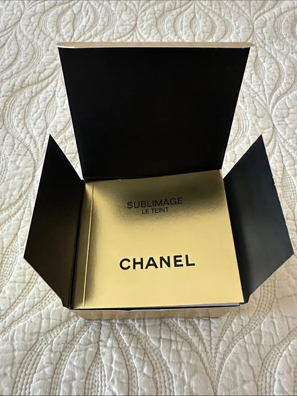 CHANEL Sublimage Le Teint Crème Ultime Generateur d’Eclat 121 Beige Dore